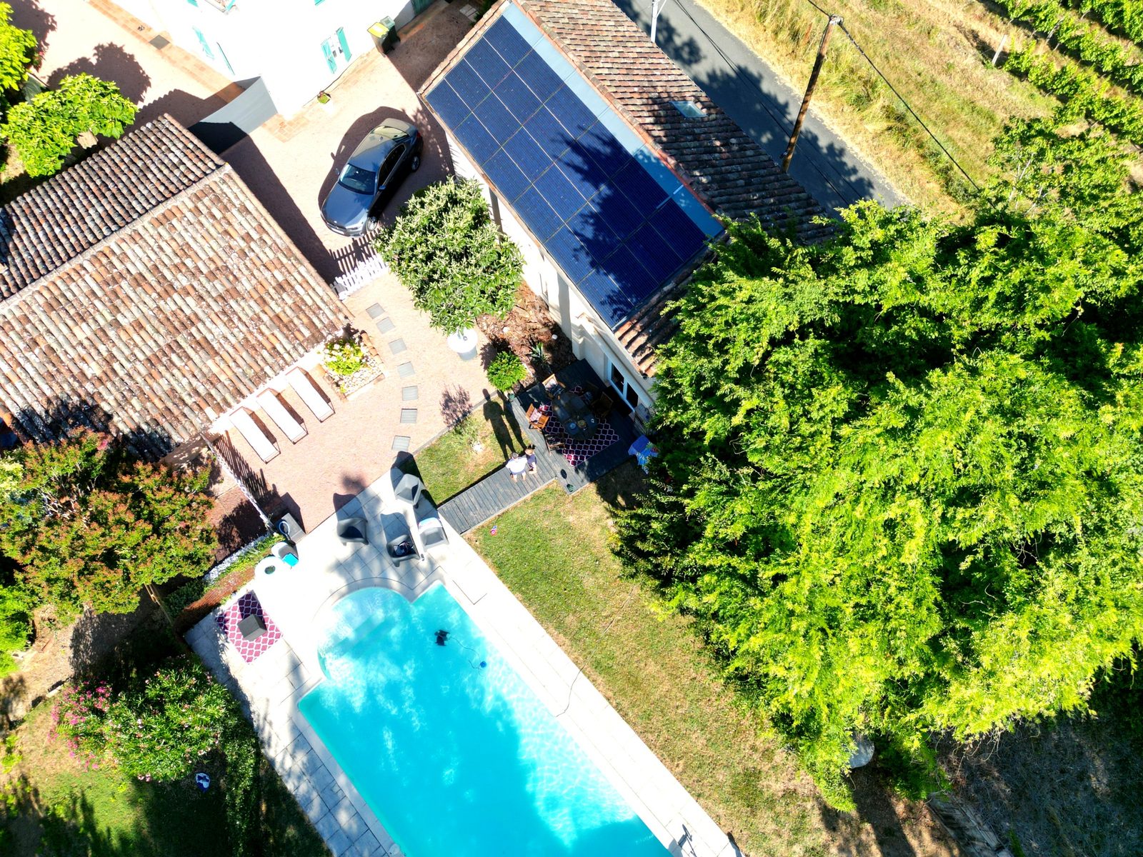 Vue aérienne du domaine avec piscine et vignes dans le Tarn