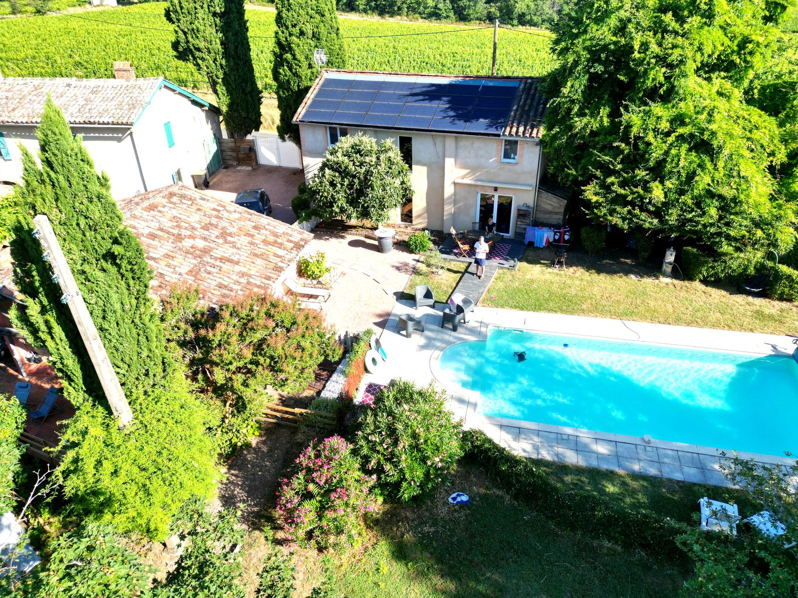 Domaine et piscine vus du ciel dans le vignoble de Gaillac