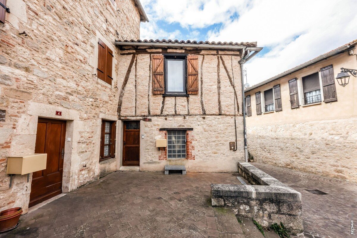 Chambre du loft Casa Glèsia avec mur de pierre