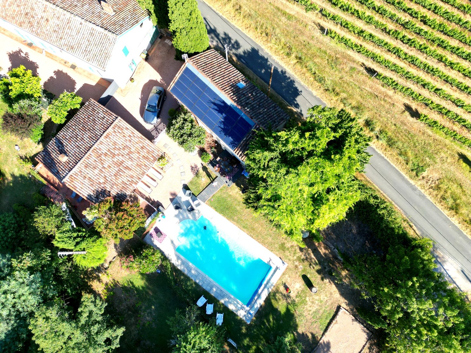 Vue aérienne d'un gîte Locantoperlic avec piscine au cœur des vignobles du Tarn