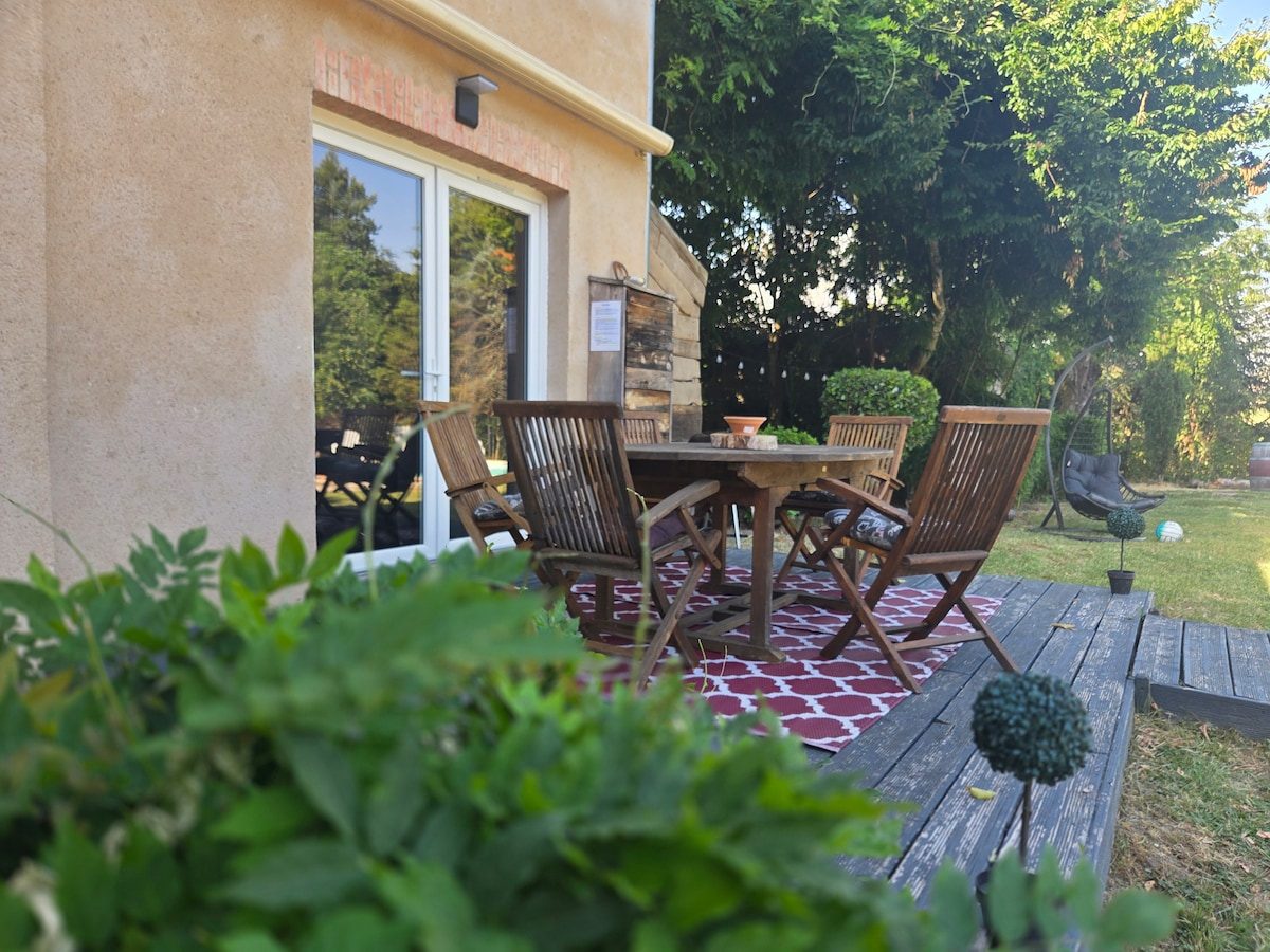 Table dressée en terrasse à Lo Canto
