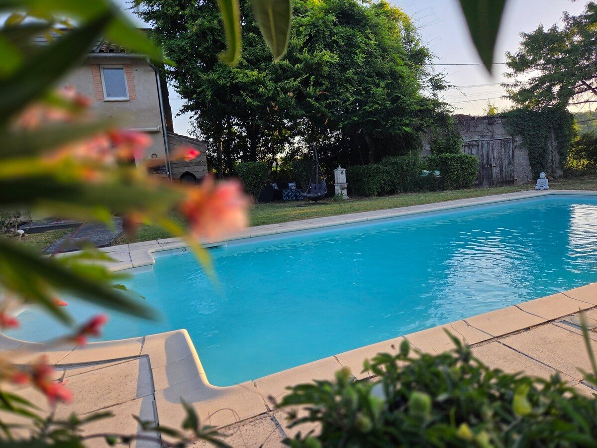 Repas en plein air au bord de la piscine à Lo Canto