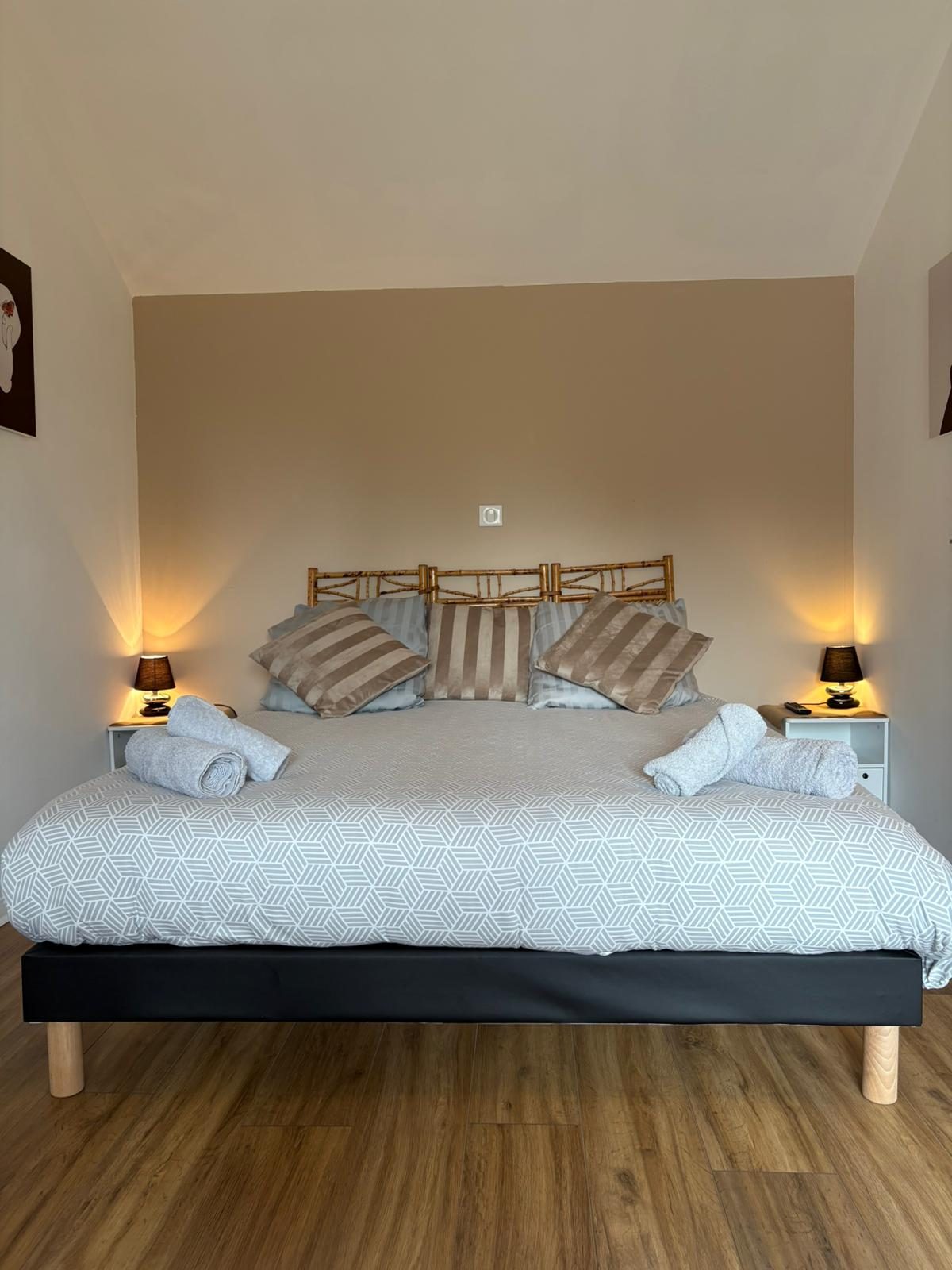 Intérieur lumineux ouvert sur la terrasse à Lo Canto