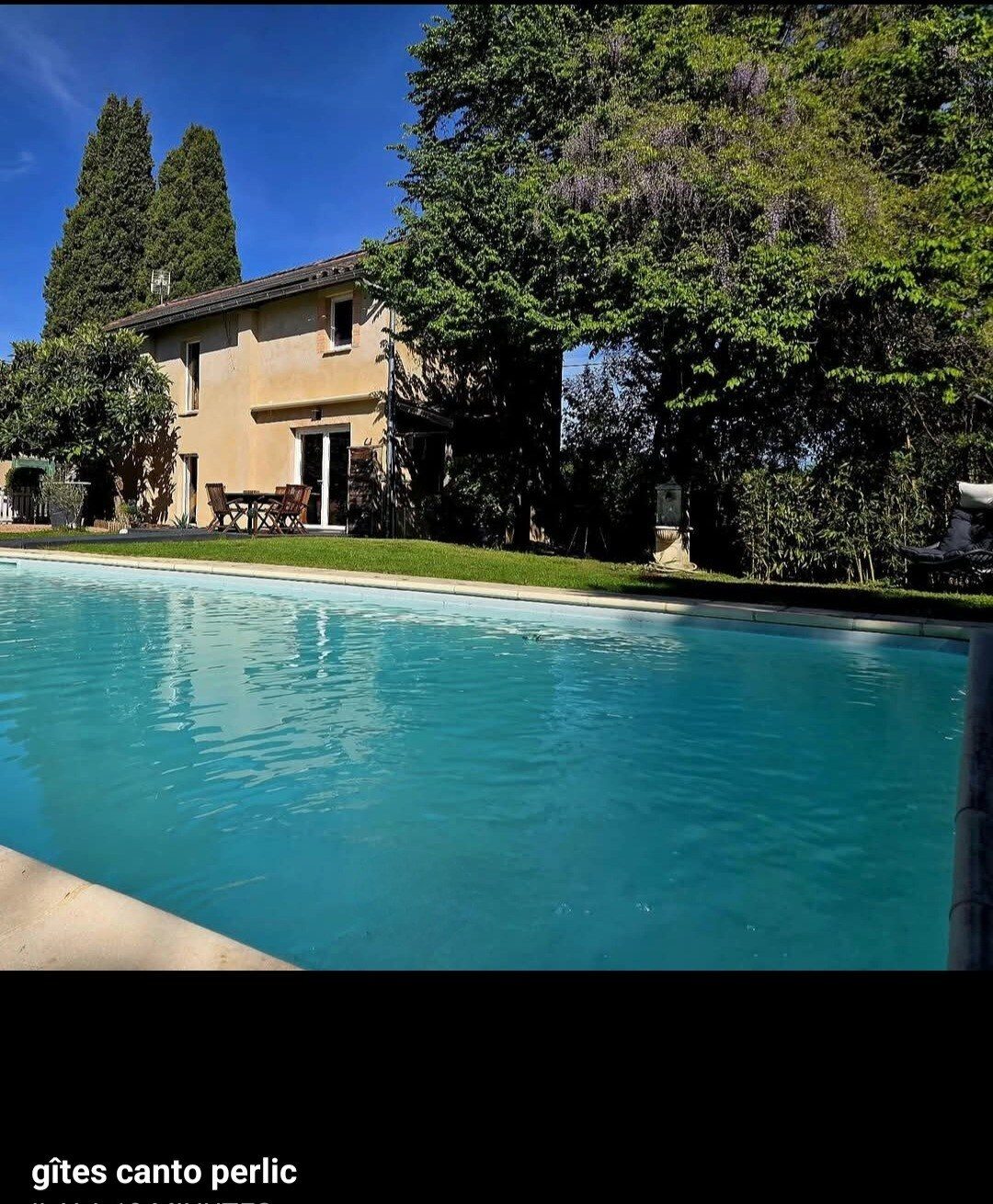 Transats au bord de la piscine à Lo Canto
