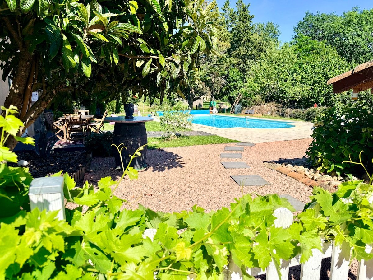 Terrasse et piscine de Lo Canto, gîte familial à Gaillac