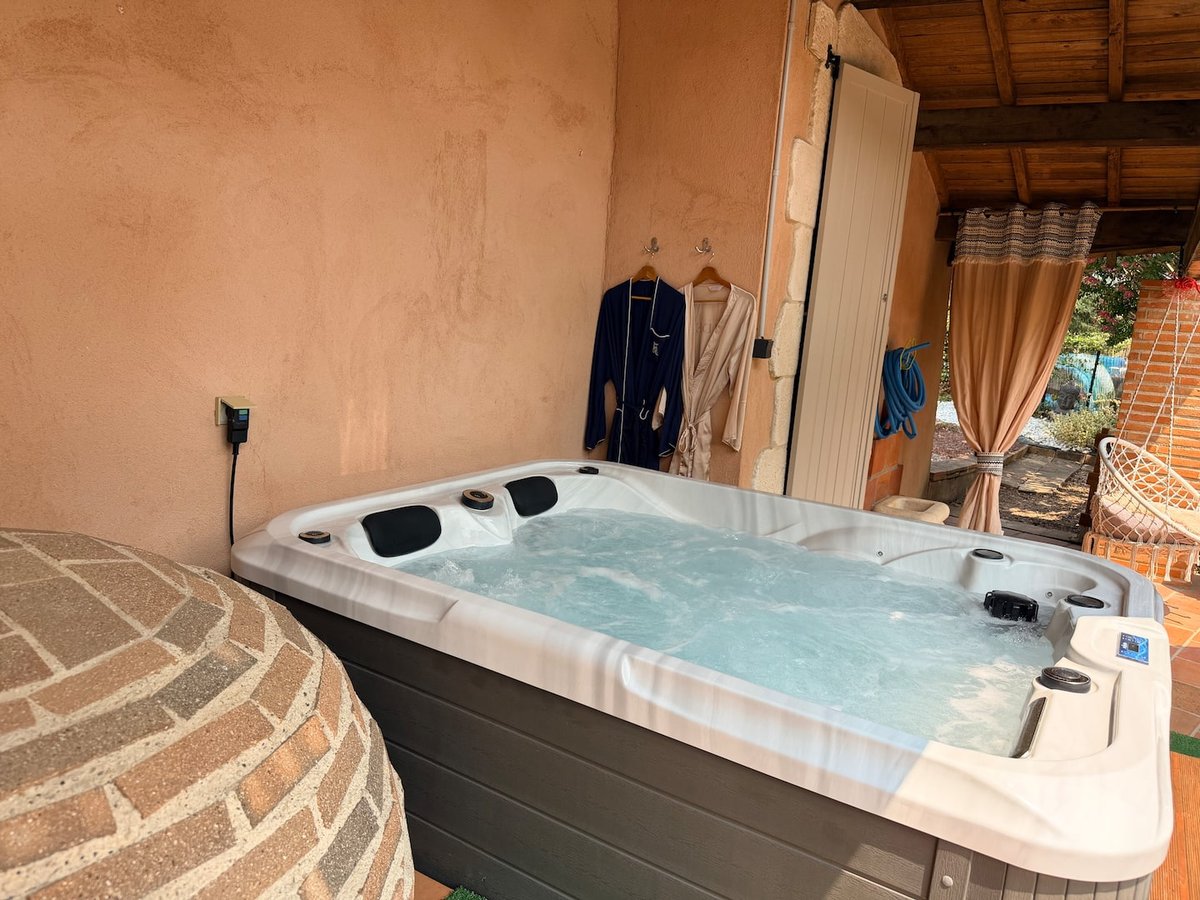 Jacuzzi privatif extérieur de Lou Pitchoun, sous terrasse couverte, dans le Tarn