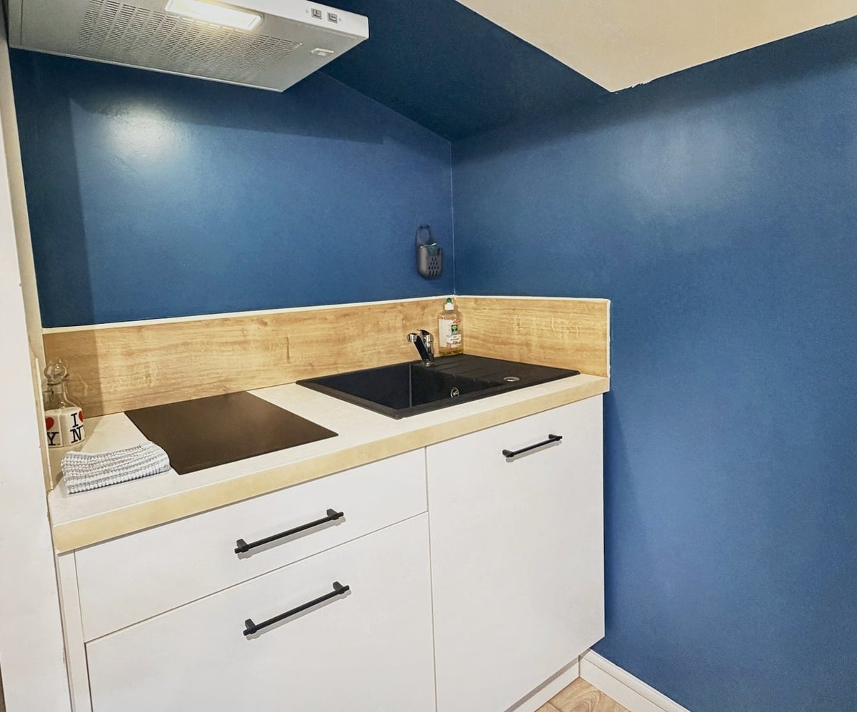 Lou Pitchoun's fitted kitchenette, hob and sink