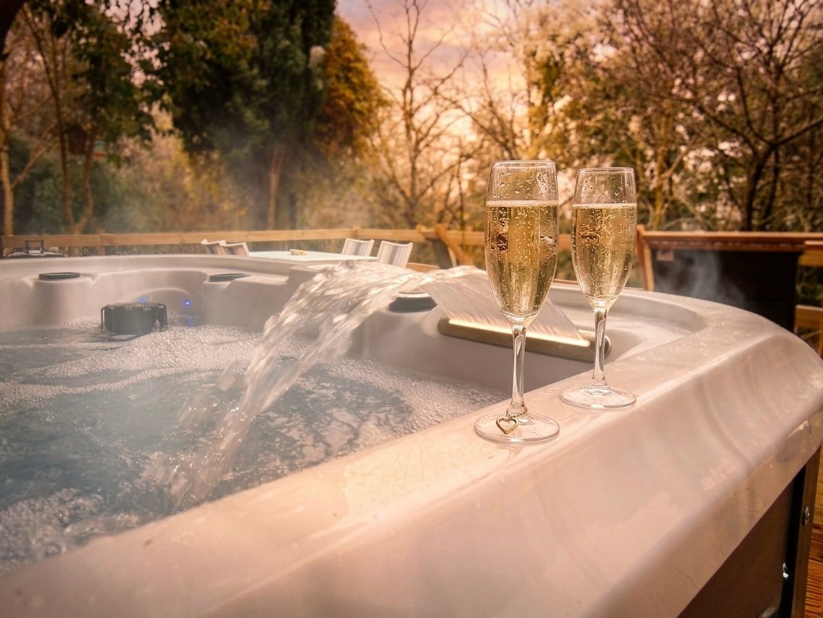 Jacuzzi privatif d'un gîte romantique à Gaillac au coucher du soleil