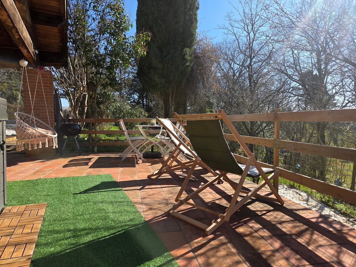 Terrasse privée de Lou Pitchoun avec vue sur les bois du domaine